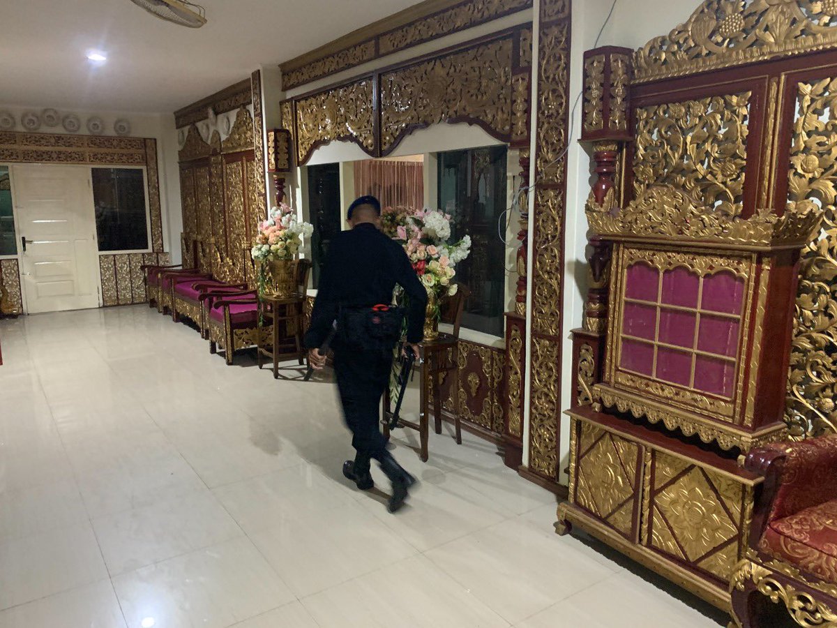 FlareFoundaion's tweet photo. Polda Sumsel melaksanakan stweilisasi bandara jelang kedatangan Ibu Negara.Polda Sumsel melalui personel satbrimob Polda Sumsel melaksanakan sterilisasi Bandara jelang kedatangan ibu negara beserta eombongan.kegiatan juga dilakukan diruang VVIP. https://t.co/Yf6hfCbeew