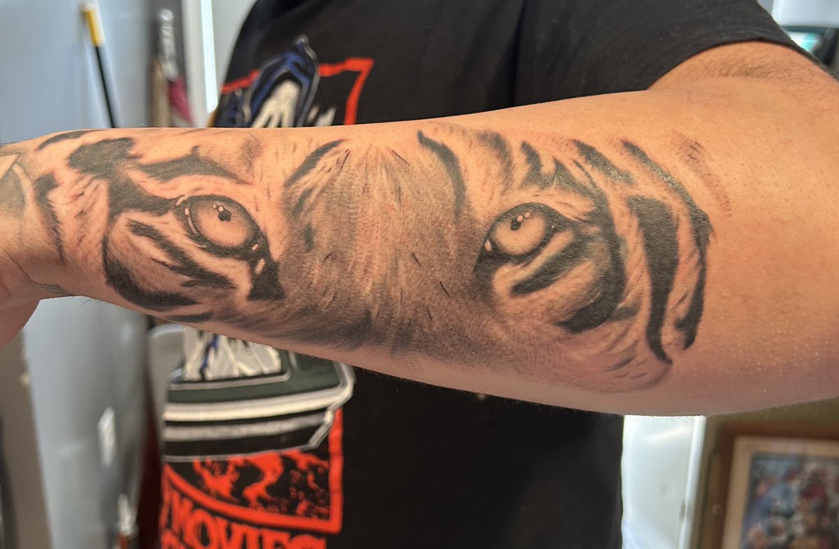 mfckicks's tweet photo. Black and grey tiger eyes I did earlier this week #tattoo #blackandwhite #art https://t.co/6gg6ZAD7q9