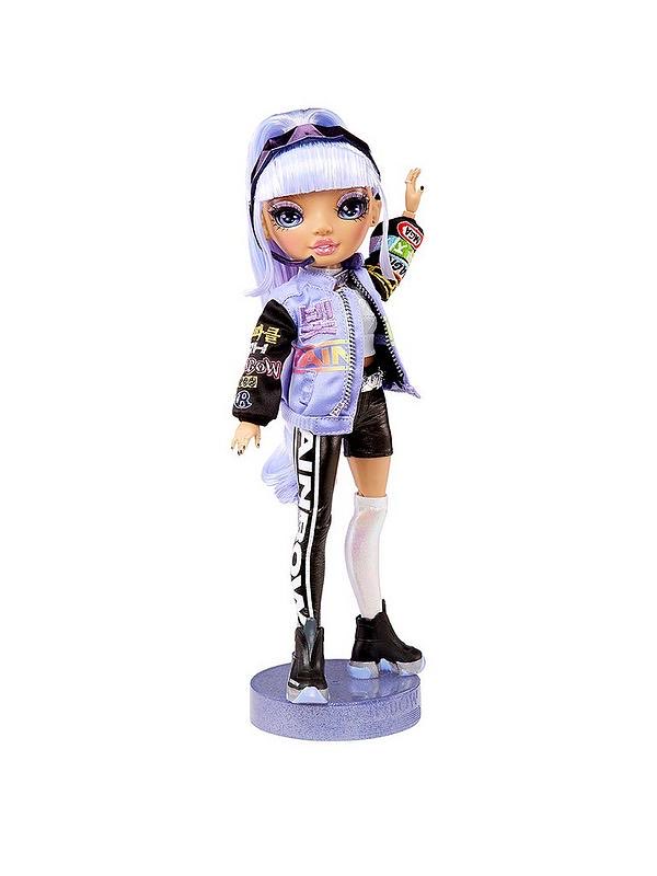 OolaFanForever's tweet photo. I think #TessaPark should have had some kind of poofy skirt with long fabric boots, like her two band mates, instead of those awful one-legged pants. I do love her second outfit though & her jacket is adorable. #RoyalThree #RainbowHigh https://t.co/PofP2Os4SB