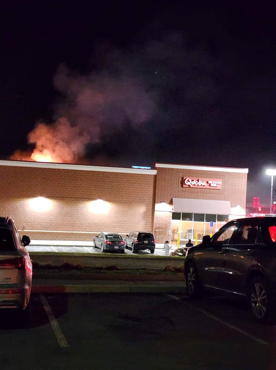BrianHoaglin's tweet photo. Hope the staff and customers made it out safe. Large roof based fire at Qdoba in Jackson, Michigan. @qdoba https://t.co/ZU9DKtp6fZ