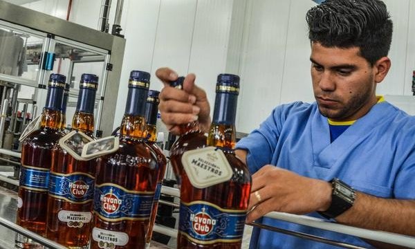 CubaRonSA's tweet photo. Este #23deNov, la gran familia de #HavanaClub🇨🇺🥃 festeja su cumpleaños 29. A propósito de la fecha, compartimos el siguiente artículo de la llamada “Casa del Ron de Cuba”👉💻🔗 https://t.co/i6f7N63QEb👇 https://t.co/MxQSisxIZw