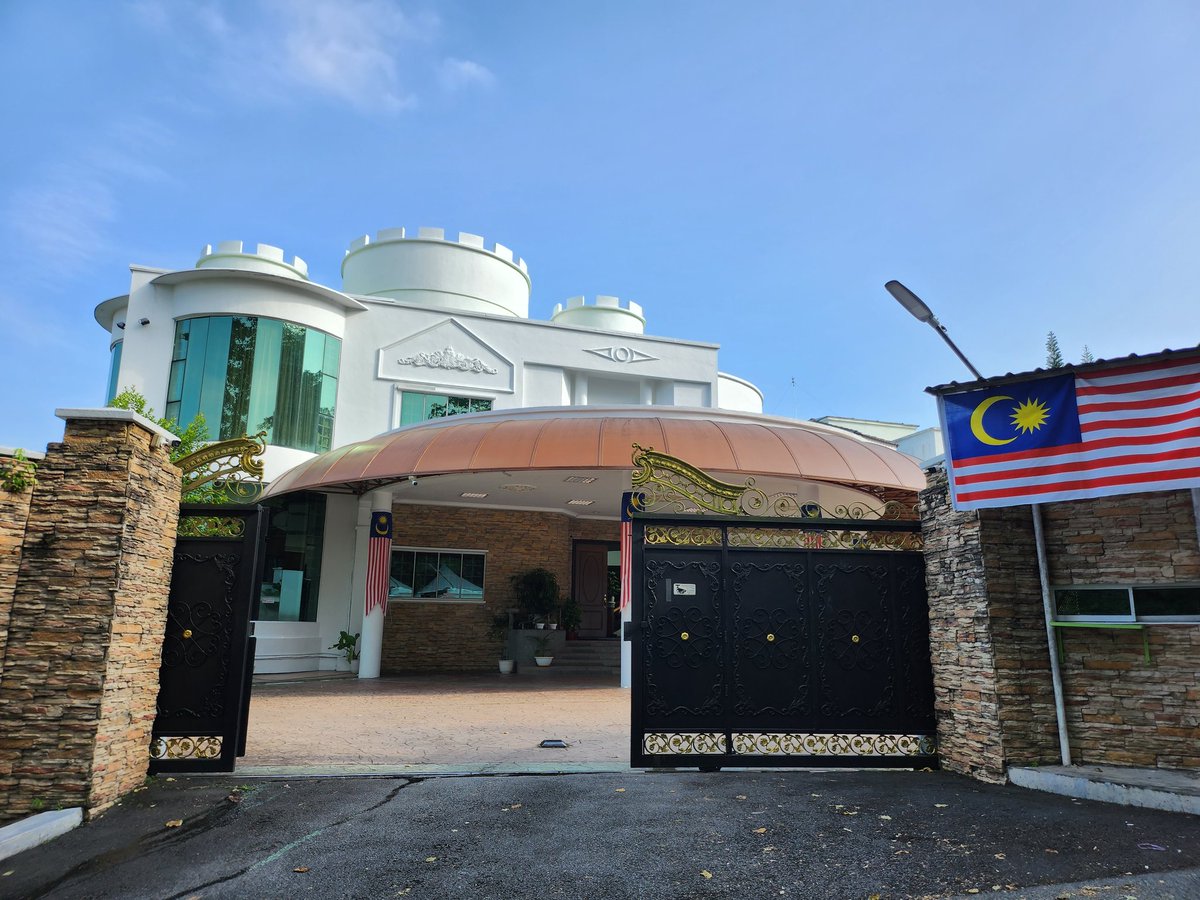 julianaNewsMPB's tweet photo. Ibu pejabat PH terus jadi tumpuan media hari ini. 

Pengerusi PH, Datuk Seri Anwar belum tiba.

Media menjangkakan reaksi positif daripada calon PM ke-10 itu susulan kenyataan MKT UMNO malam tadi, mahu kerajaan perpaduan tetapi bukan dengan PN.

@BuletinTV3 https://t.co/Vdxe8ruBXW