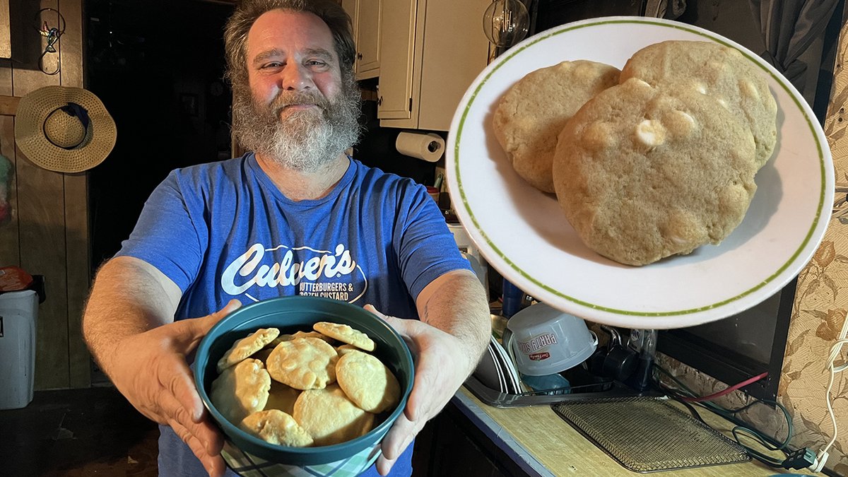 New vlog is up!  My Husband Is So Much Better At Baking Than I Am! 🍪 Plus much more! Go here to watch! youtu.be/1XA8uH5AZ6I
.
.
.
.
#wiltoninreallife #michigan #northernmichigan #puremichigan #cats #kittens #michigan #snow #baking #cookies #bananapuddingcookies #thanksgiving
