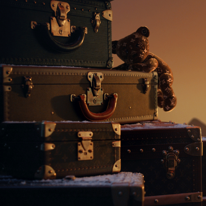 LouisVuitton_JP's tweet photo. 今年、ルイ･ヴィトンが誘うのは、メゾンのマスコット｢ヴィヴィエンヌ｣とぬいぐるみの友だち｢テディ｣と巡る、魅惑的な想像の旅──メゾンの多彩なクリエーションに生命を宿す冒険に出掛けましょう。

#LouisVuitton #LVGifts