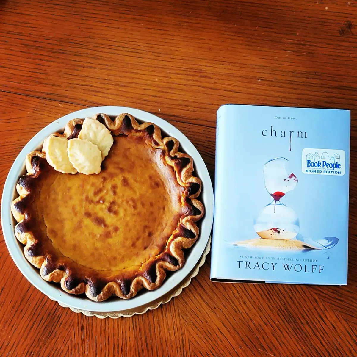 GripLitGrl's tweet photo. Today I'm feeling thankful for bookmail &amp; pumpkin pie! 📚📬🥧 
#Charm #craveseries #tracywolf
#ThanksgivingEve #pumpkinpie https://t.co/Z2DdAecOx8