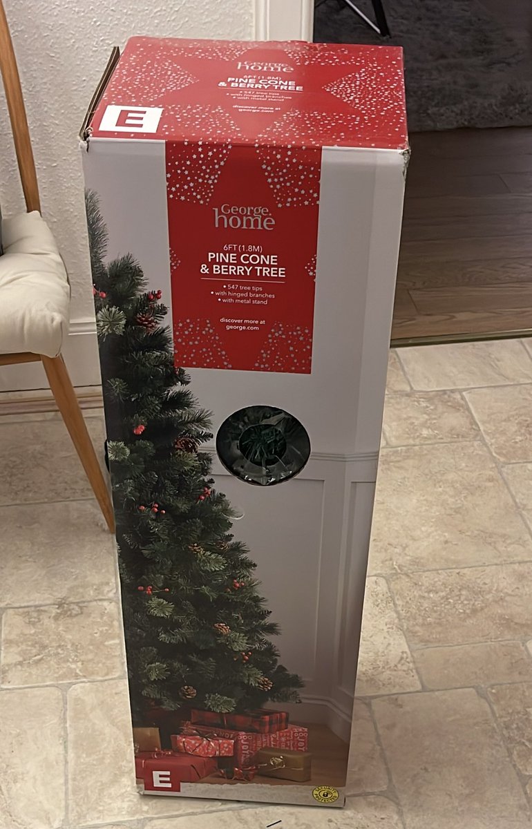 lizzieguild's tweet photo. @Georgeatasda trying to do me dirty by sending the wrong Christmas tree, 6ft instead of 7ft and no lights but pine cones and berry’s, where is my pre light green tree huh? https://t.co/LHEa3ICaoa