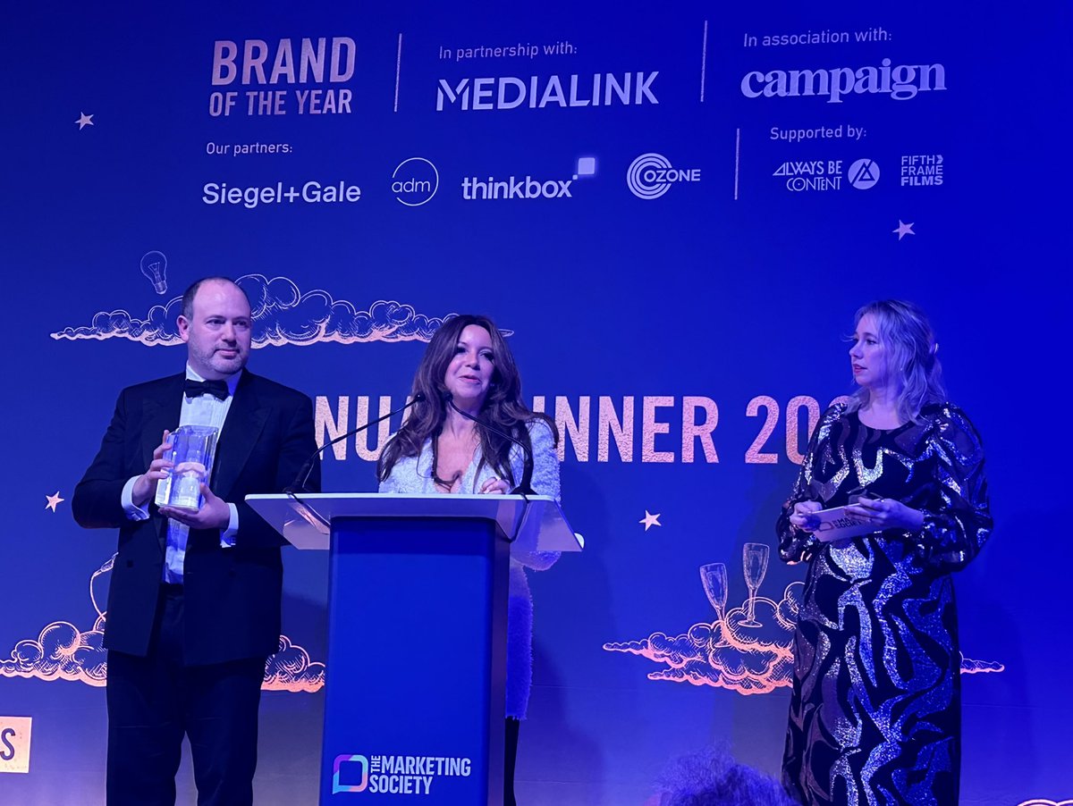Congratulations to the team at <a href="/Dove/">Dove</a> for winning #BrandoftheYear2022 at the @TheMarketingSoc Annual Dinner - the award presented by <a href="/KittySax/">Kathleen Saxton</a> and <a href="/gideonspanier/">Gideon Spanier</a> 👏🏼👏🏼👏🏼