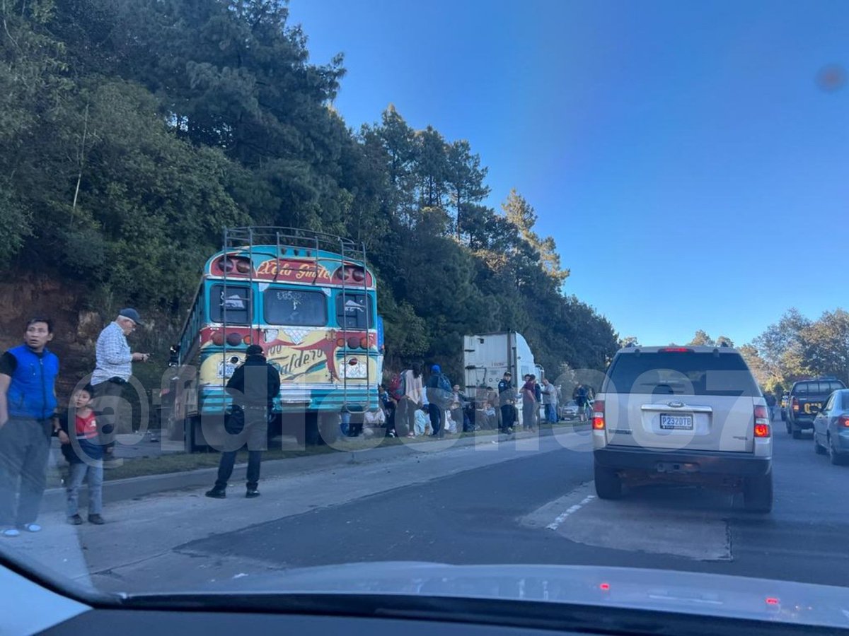 fdleon84's tweet image. Kilómetro 117 carretera interamericana ocurre un choque entre un bus de transporte de pasajeros contra un trailer.

Bomberos en traslado de heridos hacia el Hospital Departamental de Sololá.

#EnDesarrollo
