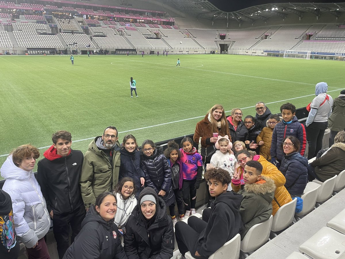 GaraultMaena's tweet photo. Emmener ses joueuses pour la 1ere fois au stade avec leur famille… c’est pour ça aussi qu’on est coach : pour voir les étoiles dans leurs yeux. 🥰 https://t.co/4xWaBPtMBg