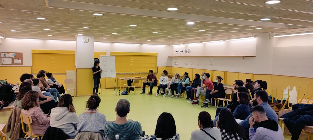 EscolaGayarre's tweet photo. Aquesta tarda ha tingut lloc la primera de les 3 sessions de formació amb famílies sobre resolució de conflictes i prevenció i abordatge del bullying. Organitzades per l'AFA amb @Filalagullacoop, pertanyen al Pla de Millora d’Oportunitats Educatives (PMOE) del Dept. d’Educació. https://t.co/7LbdJMDwvR
