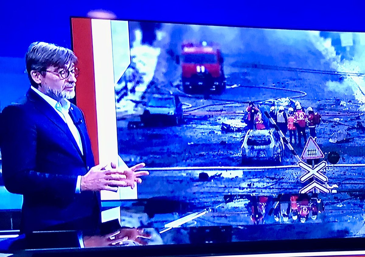 RodaKorset's tweet photo. Prioritering av insatser som gör störst nytta avgörande. Tillträde nyckeln liksom närvaro lokalt. Reparationer av vattenledningar ger 210 000 människor rent vatten. Transformatorer säkrar ström. Vi fortsätter vårt livsviktiga arbete. https://t.co/fwFuQ4xccy