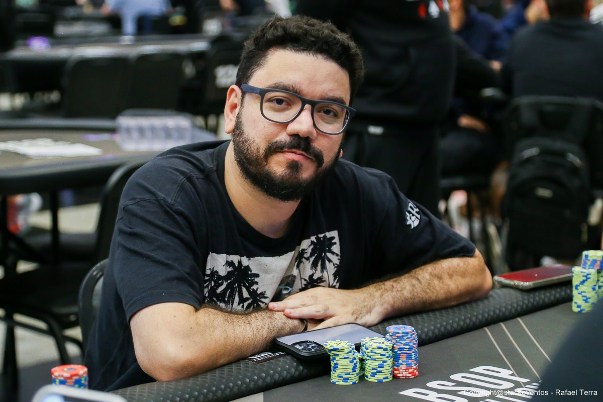 SuperPoker's tweet photo. EM BUSCA DO BI! @jddnbauer é o novo líder do ranking geral do @BSOPoficial; confira https://t.co/IiaYXosYmf @PokerStarsBR #BSOPMillions #Poker #PokerLive https://t.co/YSU0ZTEl4T
