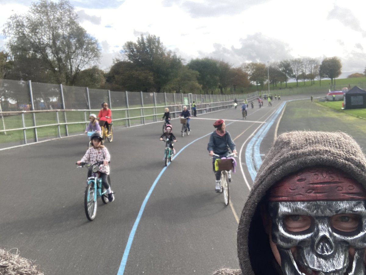 CrumlinCycles's tweet photo. The Spookcycle ‘22 Awards Ceremony…

Thanks to @DublinCityCouncil for the Spot prizes for the best houses seen on the day!

Houses on ‘Stab-away, Bang-aaaaargh, and Fillet-o-Ferns Roads’.

Congrats to all, and all who decorated their houses and gardens for ghoulish delight! https://t.co/1thLSR1tfh