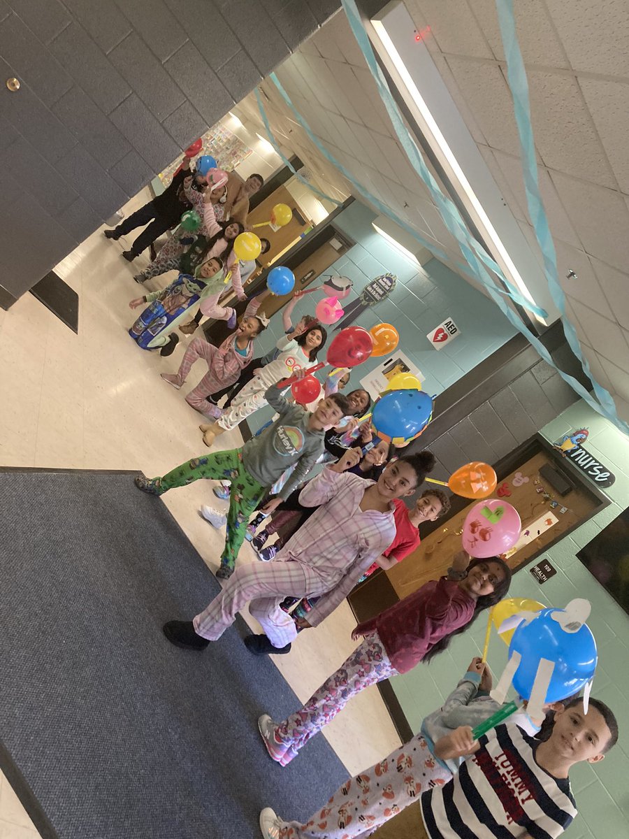 FromVicToFit's tweet photo. Mr. Vicavage’s class just finished Balloons Over Broadway. Naturally a parade ensued! 💜 #relationshipsmatter #makereadingfun #makingconnections #meridenproud #israelputnamschool @Enza970 @MeridenK12 @bhaeffner https://t.co/mx5ljFulYI