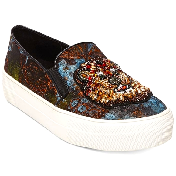 seasthedayab's tweet photo. So good I had to share! Check out all the items I'm loving on @Poshmarkapp #poshmark #fashion #style #shopmycloset #katespade #stevemadden: https://t.co/dce0TscbUk https://t.co/UhSEFjPygi