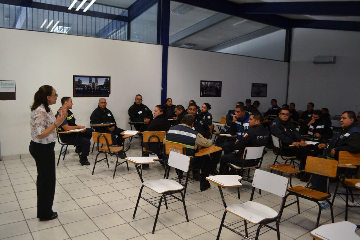 DMSPDGO's tweet photo. Elementos de la @DMSPDGO, formaron parte de la capacitación Derechos Humanos y Función Policial, esto como parte de la preparación constante para ofrecer un mejor servicio a la sociedad duranguense ante cualquier tipo de emergencia.
#CasaSegura #ContigoDurango https://t.co/kiGJS9q9aA