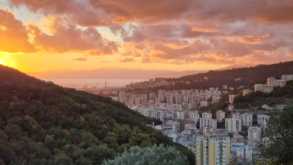 Tramonto invernale dalla casa di accoglienza dei neonati a Quezzi, alta sopra la città per abbracciare e proteggere la vita nascente. #
#AbbraccioDonOrione