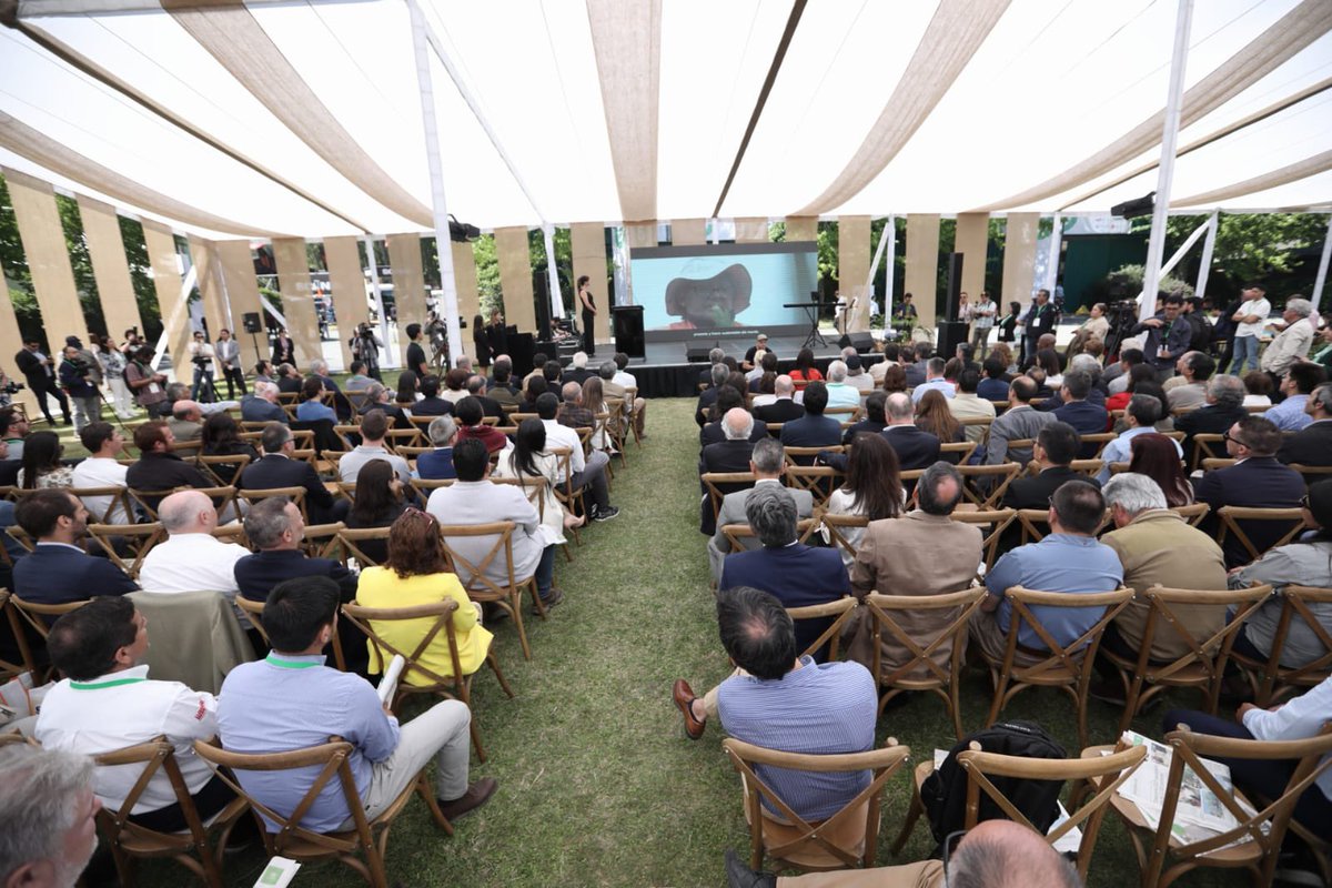cormachile's tweet photo. 🌱Agradecemos a todos quienes nos acompañaron en la jornada inaugural de #Expocorma 2022, y los dejamos invitados para mañana, donde tendremos interesantes actividades.
Revisa la programación aquí👉 https://t.co/sU1iGXnfdR
#ChilePaísdeMadera https://t.co/crGNRnlXez