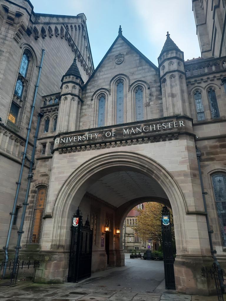 LaurenHemara's tweet photo. Awesome week in the UK meeting some of the PhD students & postdocs with @MojganRabiey and @RobWJackson at the University of Birmingham & then seeing some really exciting microbial evolution research in Manchester at #MicroEvo22 ! https://t.co/CP7U4S7DHH