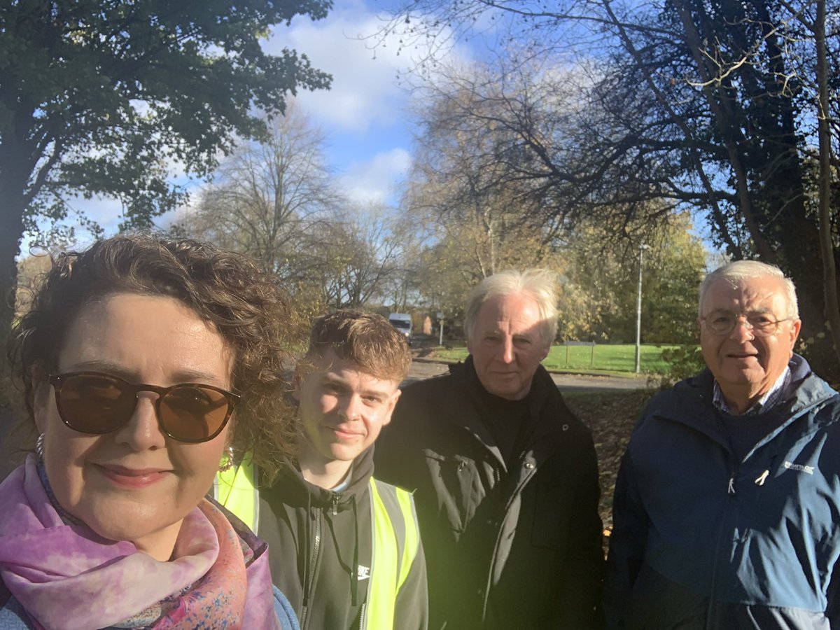 pennyanneod's tweet photo. Thank you to Dylan from localities team @Warwickshire_CC who met with Bearley Parish Council Chair Arslan and resident Ray re speed limits on challenging road layout in Bearley .#productiveTeamWork https://t.co/E9Zf8Y3fCk