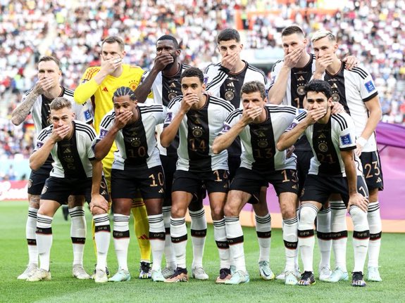 idextratime's tweet photo. 🗣️"Saya tidak berpikir kami harus melakukan apapun sebagai tim Swiss.  Kami harus menghormati aturan dan fokus pada sepak bola, hanya itu yang kami rencanakan."

- Granit Xhaka tentang protes tim Jerman 

📝 @ndtv https://t.co/j4lYBWcO32
