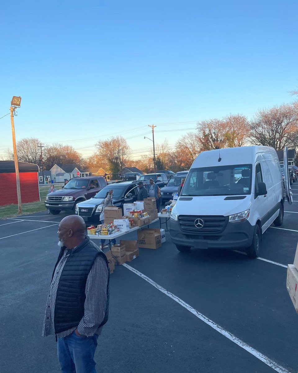 Fant_Foundation's tweet photo. Such a great turnout for the Turkey Drives this year! 300+ Turkeys and meals were given away between the two locations! https://t.co/mdVM7HBQXd