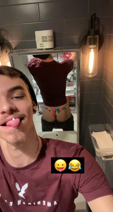 use me in the bathroom on my break? https://t.co/rLIbwMpfWA