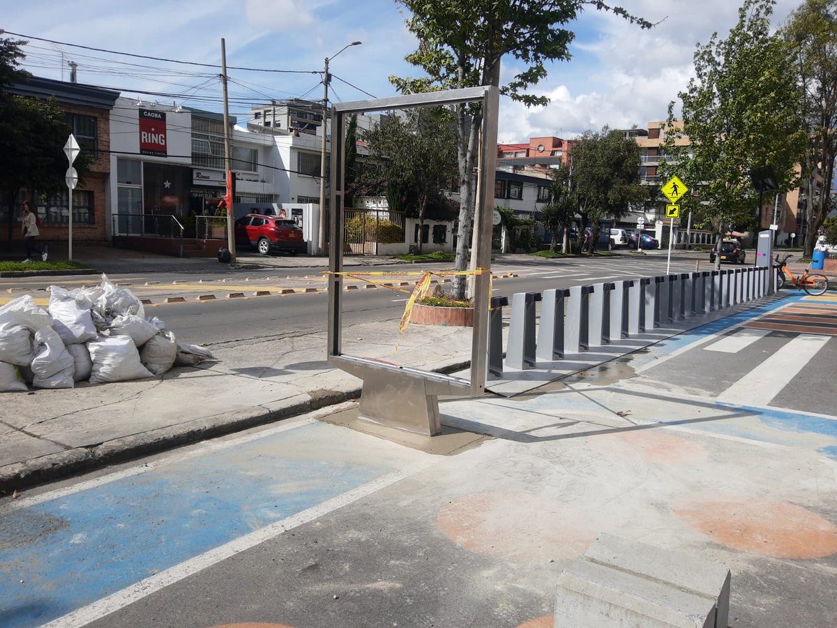 carlosjgar's tweet photo. Solo a @tembici_co se le ocurre dañar la pista de bici y patines para niños del barrio Sta Paula en Bogota, para poner su negocio!!! De verdad? @alcaldiausaquen @ClaudiaLopez @SectorMovilidad Quien controla esto y cuando nos devuelven la plazoleta libre de obstaculos? https://t.co/wZR2BcffXt
