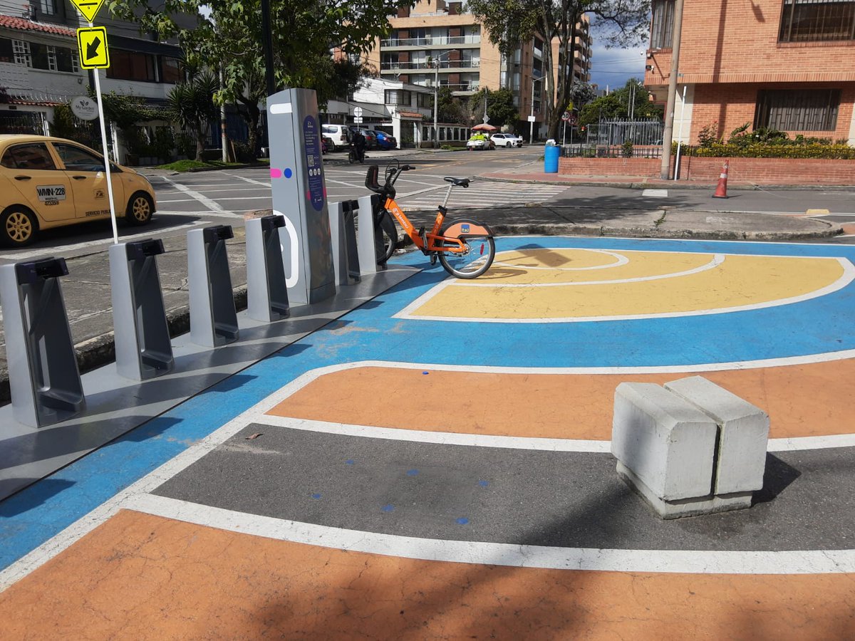 carlosjgar's tweet photo. Solo a @tembici_co se le ocurre dañar la pista de bici y patines para niños del barrio Sta Paula en Bogota, para poner su negocio!!! De verdad? @alcaldiausaquen @ClaudiaLopez @SectorMovilidad Quien controla esto y cuando nos devuelven la plazoleta libre de obstaculos? https://t.co/wZR2BcffXt