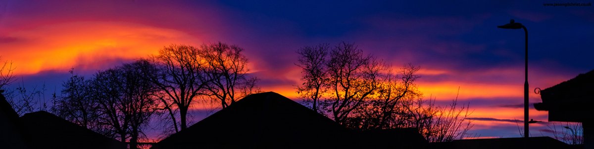 jgilchrist13's tweet photo. Red sky at morning... Sunrise panorama view fae the doorstep, this morn. Kirkliston, nr Edinburgh, Scotland. Click to 👀. #sunrise #RedSky #roofs #trees #Kirkliston #Edinburgh #Scotland #StormHour #ThePhotoHour #Weatherwatchers #landscape #panorama #PanoPhotos #ScotlandIsNow https://t.co/pxmDGKk0mW