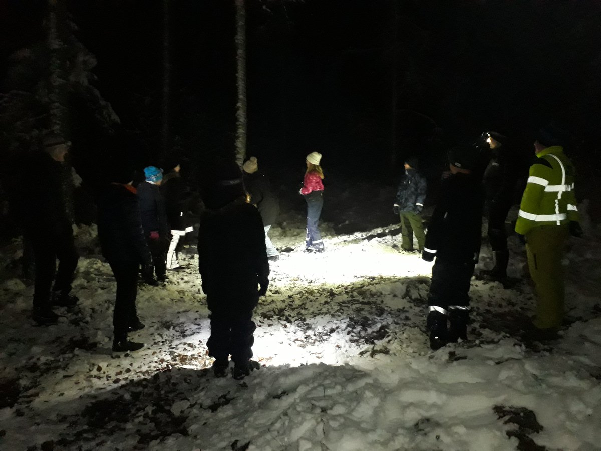 vivocalle's tweet photo. Efter mörkerspårningen , där de skulle samla reflexer, blev det tidningsleken och varm saft vid elden. En lyckad kväll.
#bliscout #Hedemorakyrkscouter https://t.co/i2SviS07GG