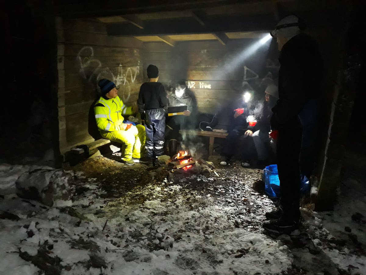 vivocalle's tweet photo. Efter mörkerspårningen , där de skulle samla reflexer, blev det tidningsleken och varm saft vid elden. En lyckad kväll.
#bliscout #Hedemorakyrkscouter https://t.co/i2SviS07GG