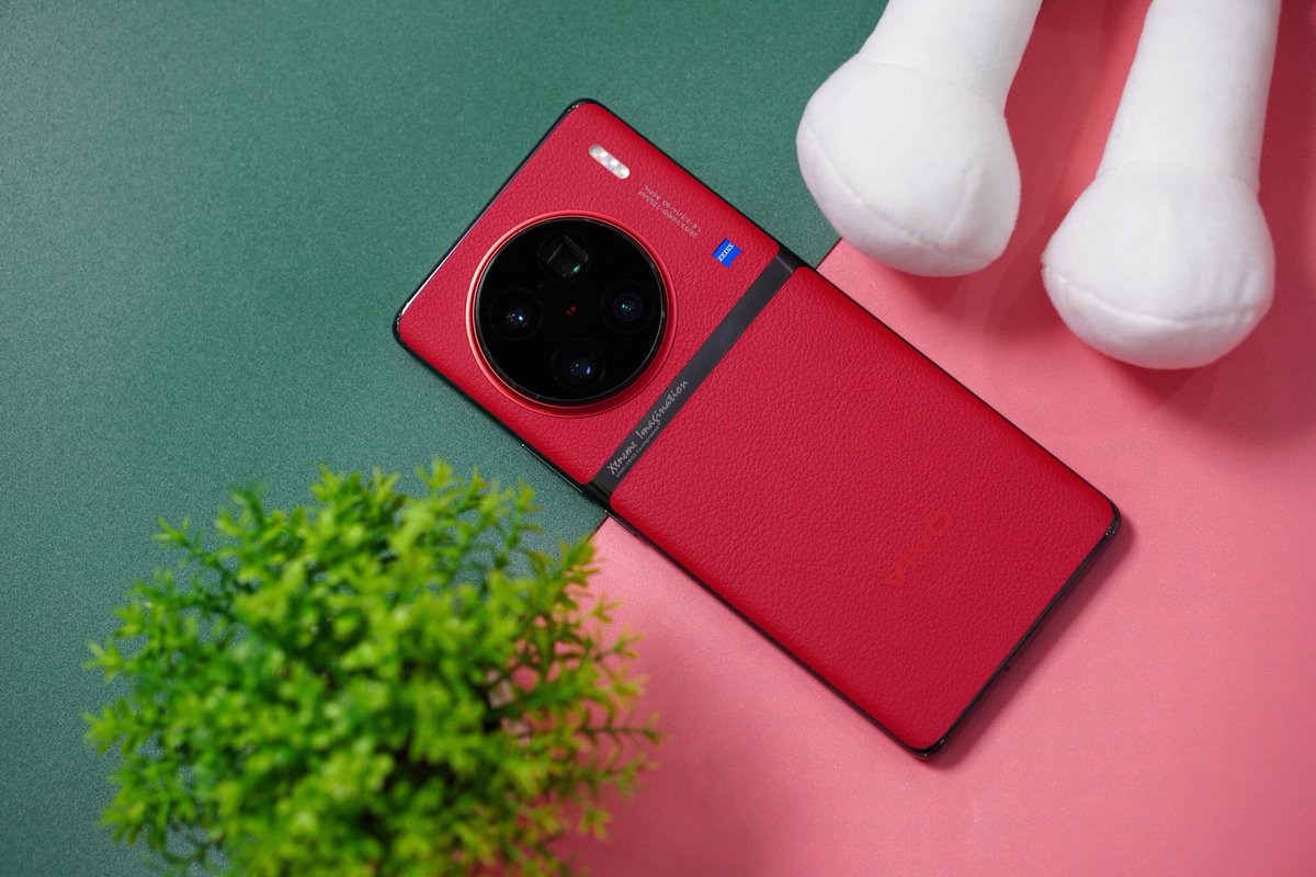 MiFanTech's tweet photo. #Vivo #vivox90
Vivo X90 lanzado en China..

•Pantalla curva de 6.7" FHD+ AMOLED 120Hz
•MTK Dimensidad 9200 SoC
•Android 13
•50+12+12MP Triple cámara
•Selfie de 32 MP
•Chip V2
•Escaner de huella digital I-D
•UFS 3.1 / NFC
•Batería de 4810mAh (120w FC) https://t.co/VA0YnOJ0RA