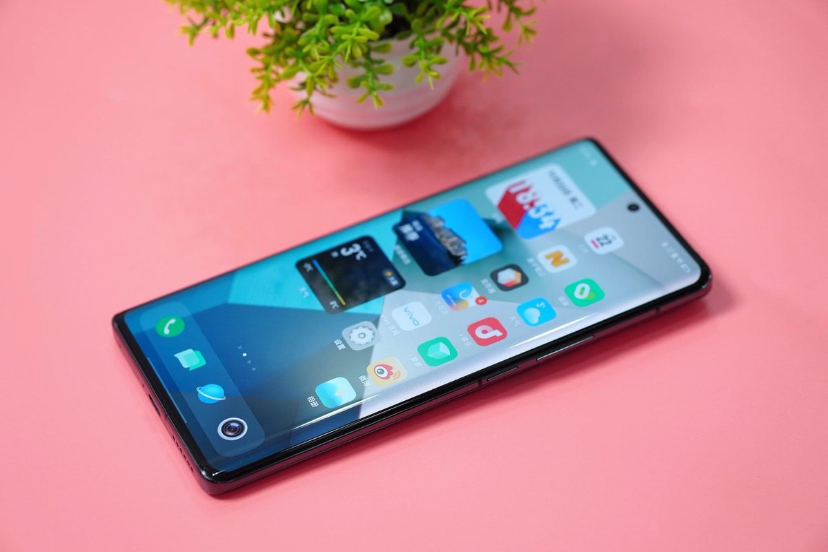 #Vivo #vivox90
Vivo X90 lanzado en China..

•Pantalla curva de 6.7" FHD+ AMOLED 120Hz
•MTK Dimensidad 9200 SoC
•Android 13
•50+12+12MP Triple cámara
•Selfie de 32 MP
•Chip V2
•Escaner de huella digital I-D
•UFS 3.1 / NFC
•Batería de 4810mAh (120w FC)