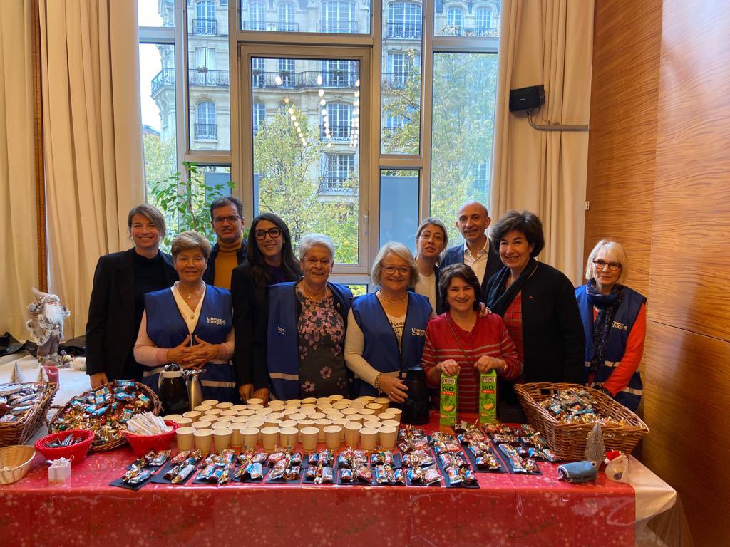 🍫 Remise des boites de chocolat <a href="/Mairie17/">Mairie du 17e</a> : Avec mes collègues <a href="/Alix_Bougeret/">Alix Bougeret</a> @heleneja @LoulouGauthey <a href="/AtanasePerifan/">Atanase Périfan ‏ن</a> <a href="/AureliAssouline/">Aurélie Assouline 🎗ن</a> <a href="/adlmorandiere/">Athénaïs de La Morandière</a> heureux de saluer les bénévoles #HeureCivique et les Seniors à l’espace café créé avec <a href="/brigitte_kuster/">Brigitte KUSTER</a>. Cc.: <a href="/geoffroyboulard/">Geoffroy Boulard</a>