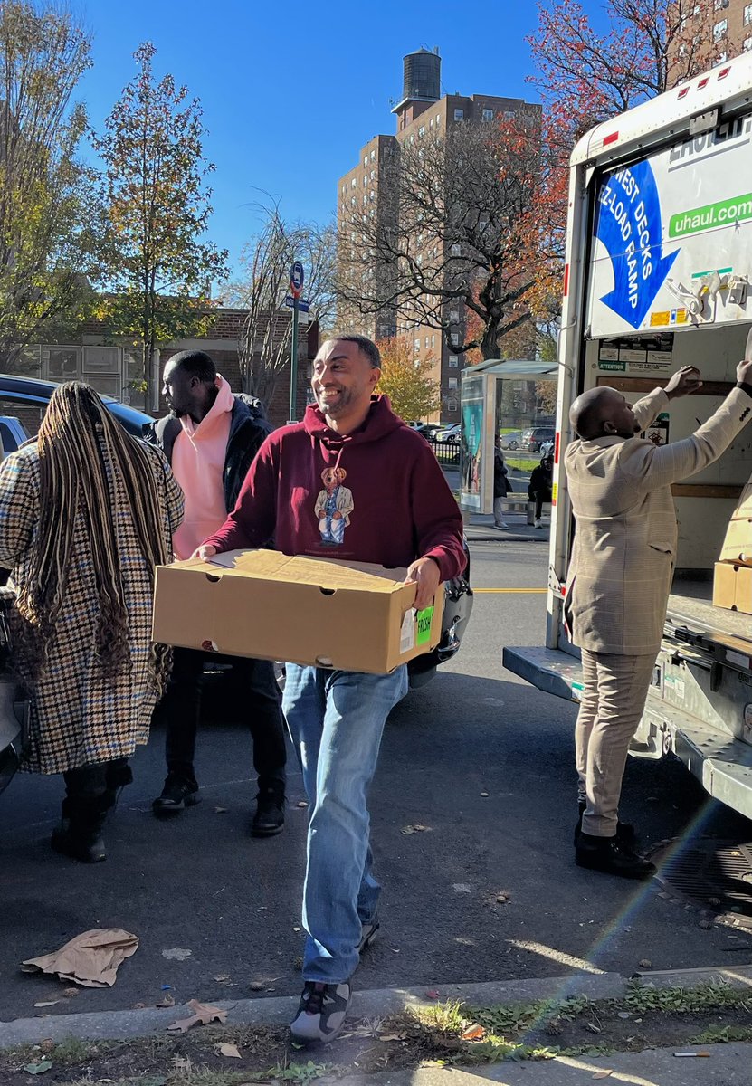 jamaaltbailey's tweet photo. Incredible day with @CMKevinCRiley, the #BaileyBunch &amp; #TeamRiley delivering turkeys to our NYCHA residents &amp; community members across the district. No better feeling than being able to serve the community that has given me so much. Wishing everyone a happy Thanksgiving holiday! https://t.co/56eqZXBLGB