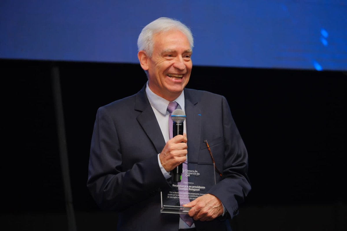 camaracali's tweet photo. #EncuentroAnualDeAfiliados | Para cerrar nuestros #PremiosCRECER 2022, otorgamos un reconocimiento especial ⭐️ a la empresa #RECAMIER y a su presidente Georges Bougaud👏, por sus 75 años de trabajo para construir una #región con más y mejores oportunidades para todos. https://t.co/c1k3p0RVEp