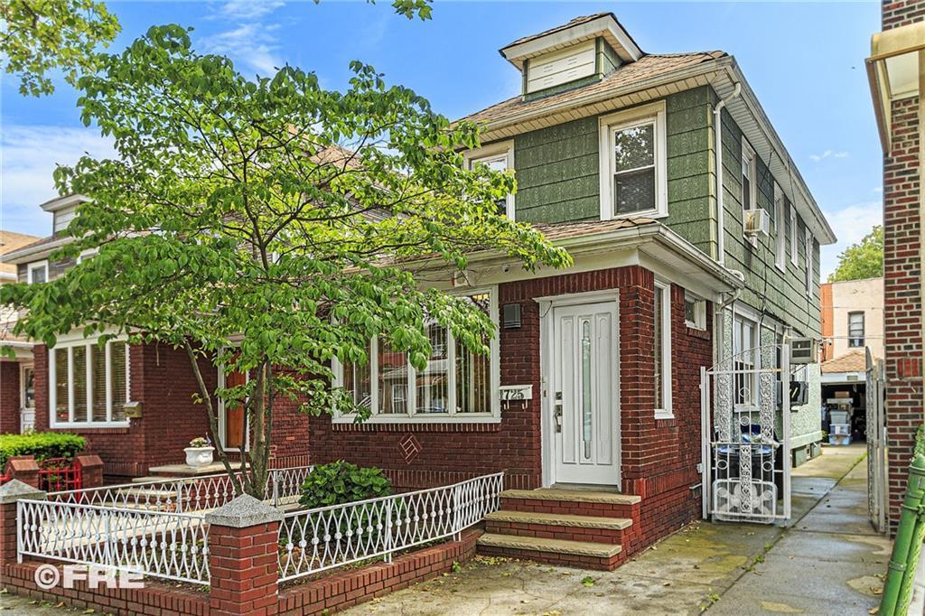 FillmoreRE's tweet image. 🎈🎈 OPEN HOUSE: 1725 West 2nd Street, Brooklyn, NY

3 🛏️ Bedrooms, 2+ 🛁 Bathroom | One Family

🎈🎈 Saturday, November 26th, 1:00 pm - 2:00 pm 🎈🎈

Call Lucy Ciocia at 📱917-541-4142 to schedule a private showing!

#BHHSFillmore #OpenHouse