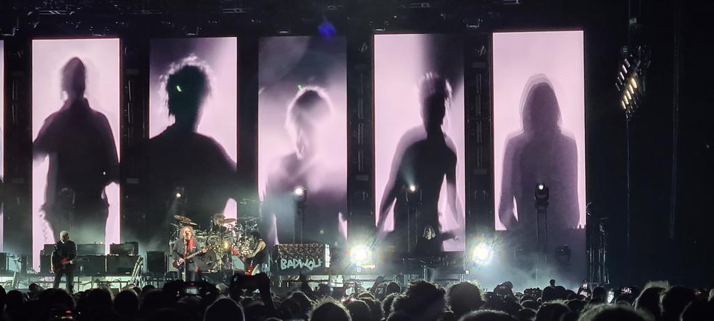 comeonboro86's tweet photo. The Cure. Antwerp. 2 hours and 45 minutes of absolute brilliance 🎸🎤👏 https://t.co/rLzLm01Btw