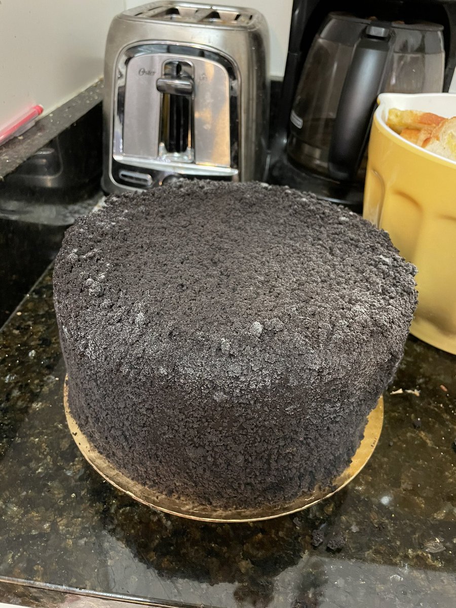 jeanne_hruska's tweet image. Check it out! An Alpine-beat-McLaren Blackout Cake. Aka, Buzz lost a bet and paid up in the most valuable currency: chocolate. #F1 @F1ModePush @BuzzScherr