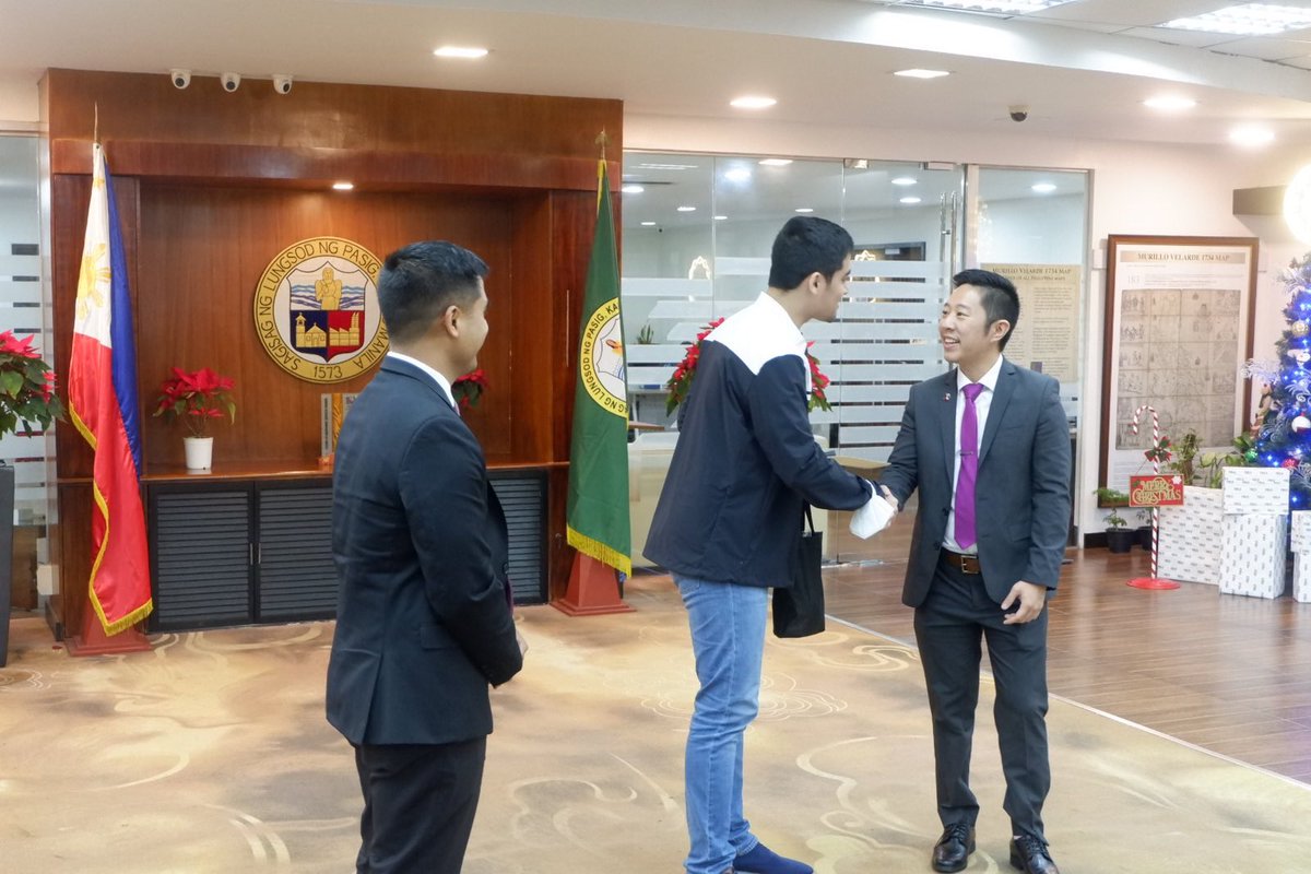 FylproMabuhay's tweet photo. #immersionprogram: Day 3 - After the courtesy call with Secretary Manalo, our delegates traveled to Pasig City to meet with Mayor Vico Sotto, who is the youngest elected chief executive of the city. They talked about leadership and serving the community. #batch9 #immersion https://t.co/GjsikATuAG