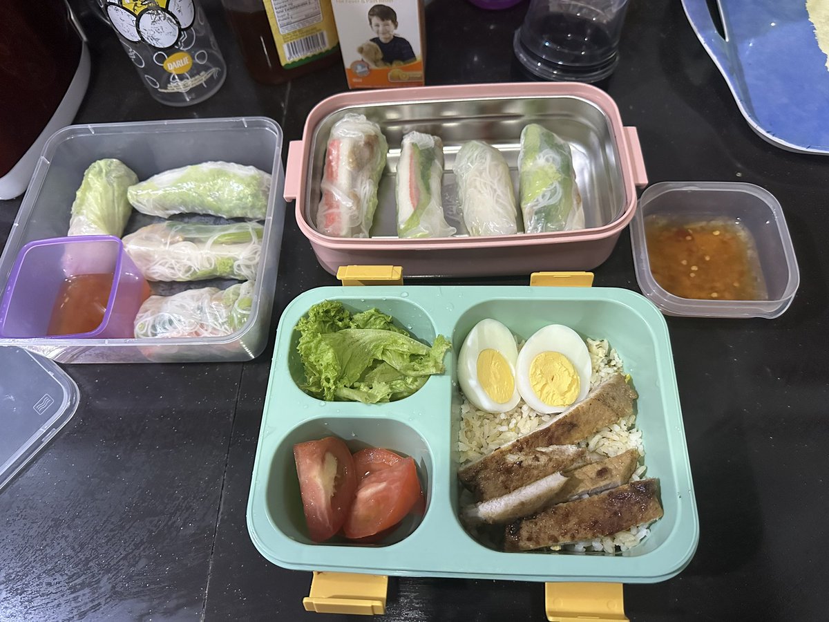 This is my lunch for today ! :) #bento made pork chops and #vietnamesespringroll #springroll 
Made extra for my colleague 🙃
