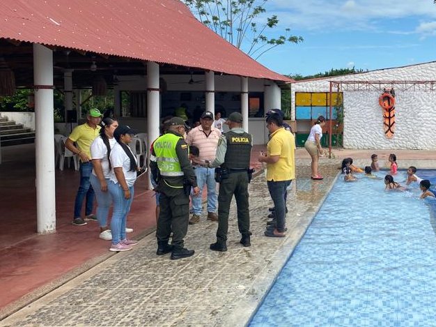 PoliciaDECOR's tweet photo. #Sahagún | Con @ProteccionPonal al turismo, unidades del #MNVCC, representantes de la administración municipal y el cuerpo de bomberos, realizamos actividades de vigilancia y control a establecimientos que prestan el servicio de piscina. #DiosYPatria @region6policia https://t.co/D6o8OPDlzR