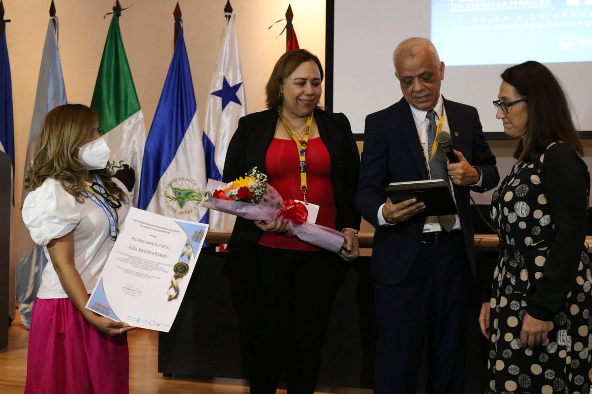 DFCM20182024's tweet photo. Hemos entregado un emotivo reconocimiento a la Dra.@mebottazzi, distinguida academica, investigadora y científica por su entrega y dedicación, dónde se resalta su compromiso y disposición de la ciencia a la humanidad, su intachable responsabilidad con el pueblo hondureño. https://t.co/0srrQKcSpF