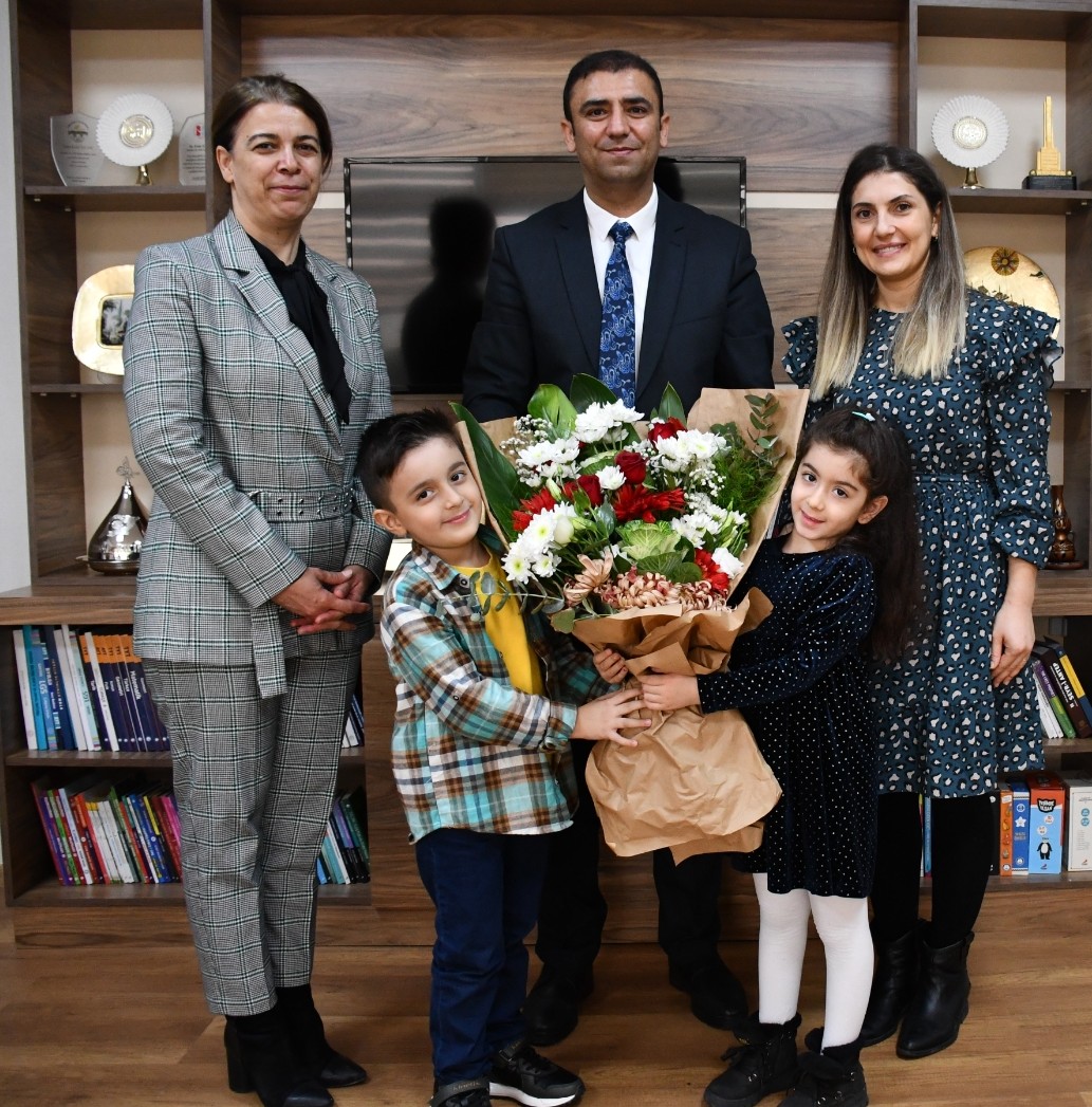 DurduNaime's tweet photo. Geleceği yetiştiren öğretmenlere göstermiş olduğunuz sonsuz destek ve rehberliğiniz için minnet ve saygılarımızı sunuyoruz.. Öğretmenler Gününüz Kutlu Olsun 💐
#24KasımÖğretmenlerGünü
@yasintepe @erdalkilinc27 
@tcmeb @Gaziantep_MEM @sahinbeymem https://t.co/5tZGwiWiCR
