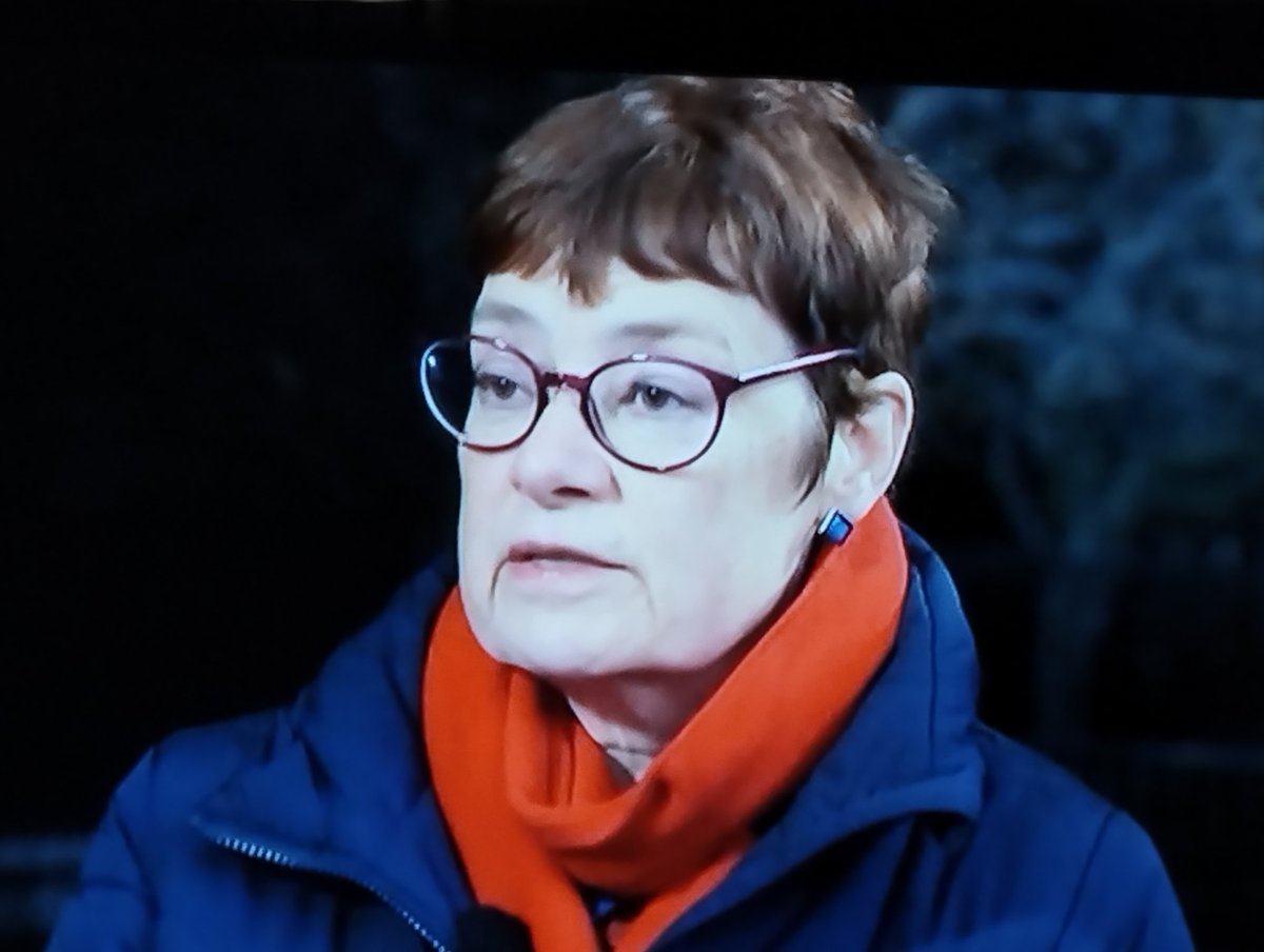 tozdee57's tweet photo. "Our priorities should be to get rid of this rotten #Tory Government", says #SarahBoyack standing next to her #Unionist pal #MilesBriggs! Except in #Scotland of course, where #Labour & #Tories are 2 cheeks of the same flatulent arse! #Newsnight https://t.co/qOHZLnqOCZ