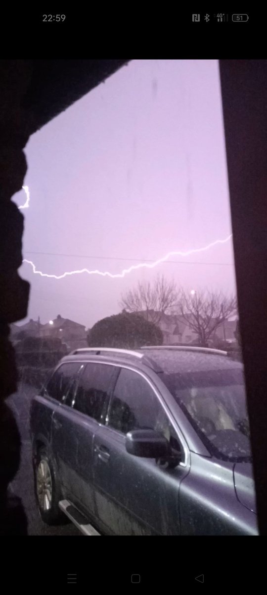 tomh8227's tweet photo. @fergieweather @Littlun007 Well, what a thunderstorm with lots of hail in Winterbourne Down! https://t.co/ypB2Jwi2HX