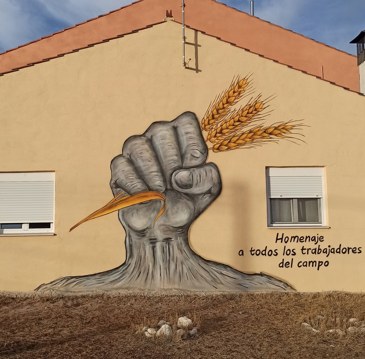 PRHgoe's tweet photo. Homenaje a los trabajadores del campo. #FRUMALES #graffiti #campo #puño #mano #graff #spray #Montana #pueblo #wall @prhgoe https://t.co/aIbQij3PuS