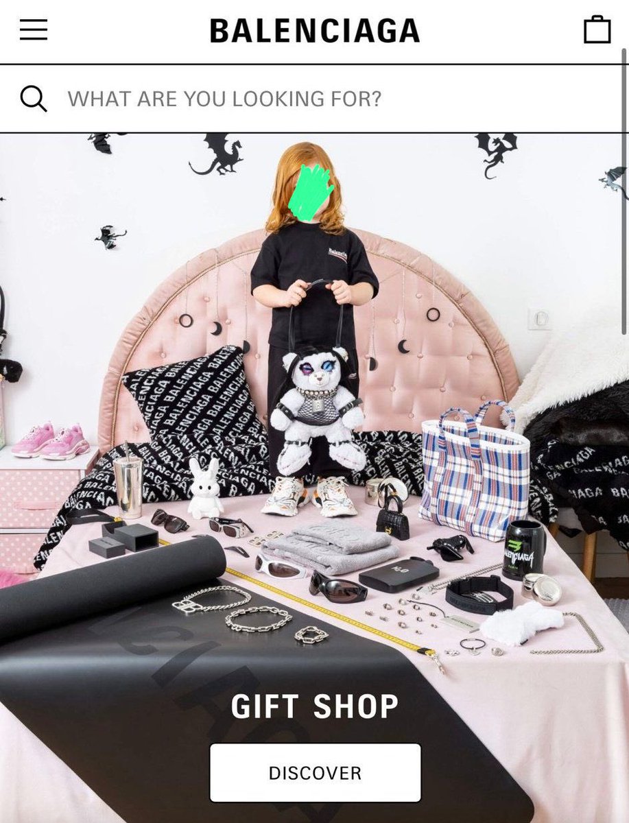 ThisIsMarsella's tweet photo. La Ventana de Overton y la normalización del abuso infantil:
La marca de ropa Balenciaga usó en su última campaña fotos de niños con osos vestidos como esclavos sexuales (tipo bondage). 

Hilo 1/7. https://t.co/AQ1ac3RHPn