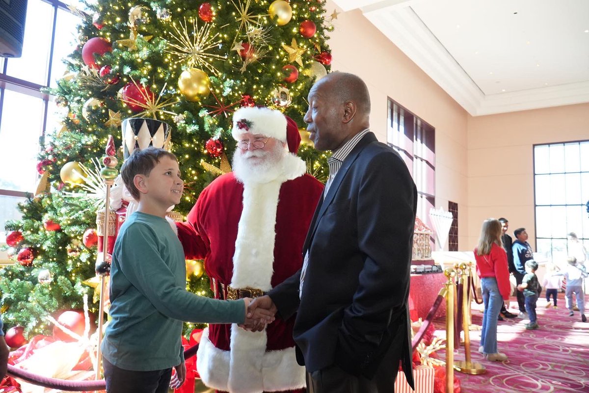 SylvesterTurner's tweet photo. This morning, I was honored to join @HoustonFirst, @HouGrandOpera, and @HoustonBallet at the annual holiday tree lighting ceremony at @WorthamCenter. 

It was great to see many families present and even Santa brought much needed holiday spirit. #SeasonsGreetings https://t.co/hPMpHJkM8T